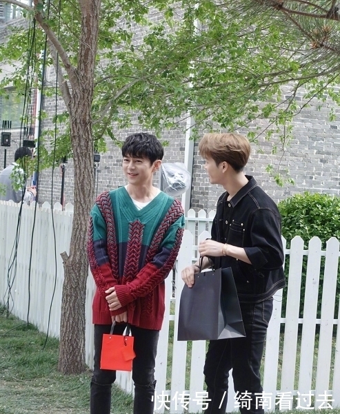 大长腿 明星录《拜冰》轰趴季,赵丽颖抱毯子,张彬彬拿玩偶,吴磊最有趣