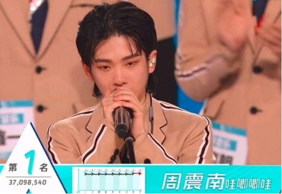 周震南担任《创造营2021》导师,开场时弹幕中一句话,字字真实