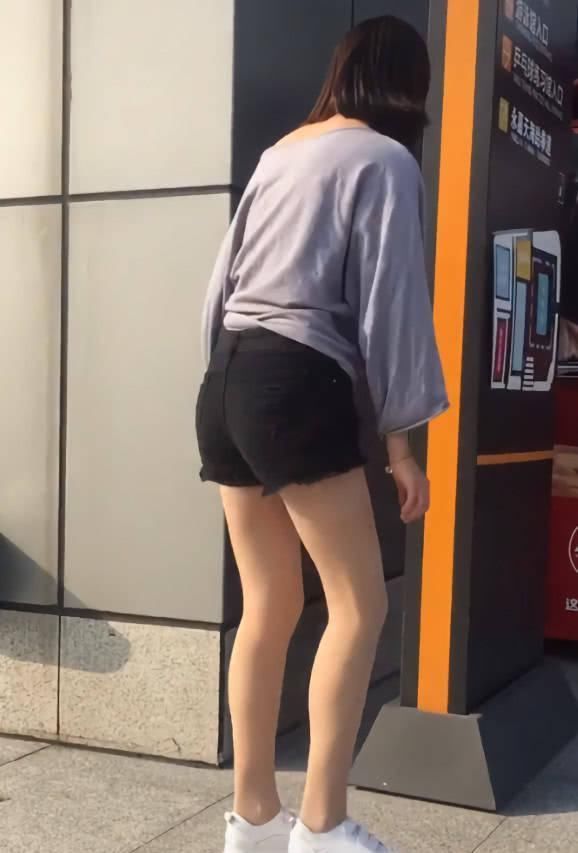 椅子|街拍小姐姐穿搭简约很舒服,转眼却在换鞋,但她还需要一把椅子