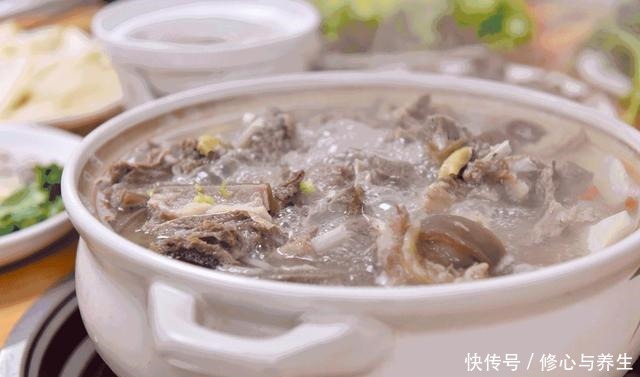 冬天炖羊肉,记得“1泡1煮2香料”,羊肉不腥膻,羊汤奶白鲜香!