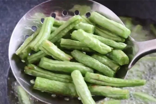 教你用茄子和豆角，做出美味的家常菜，刚上桌就被抢着吃，太香了