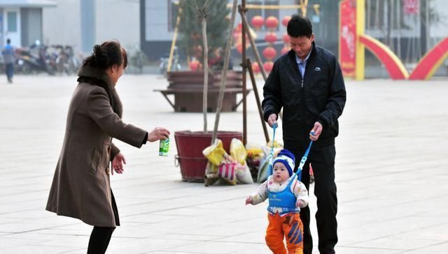 孙子|奶奶逗4岁孙子总来我家蹭饭你害臊吗孩子的回答令老人落泪