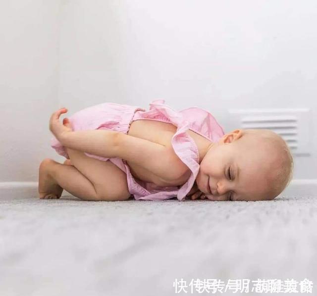 脊柱侧弯|在瑜伽中,看似简单的婴儿式,蕴含的内在含义更多,你真做对了吗