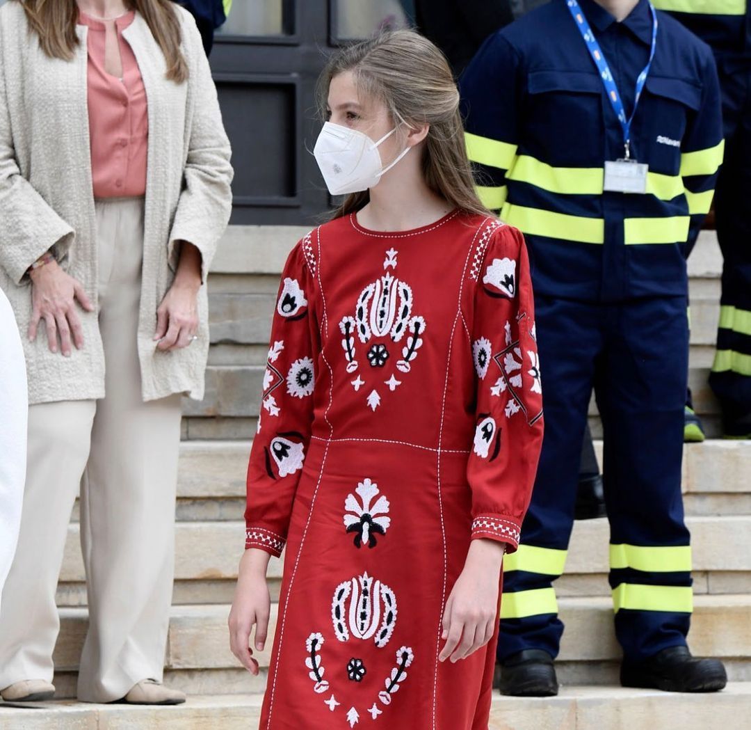 西班牙一家合体,小公主长胖萝卜腿上大块疤抢镜,穿红裙美过姐姐