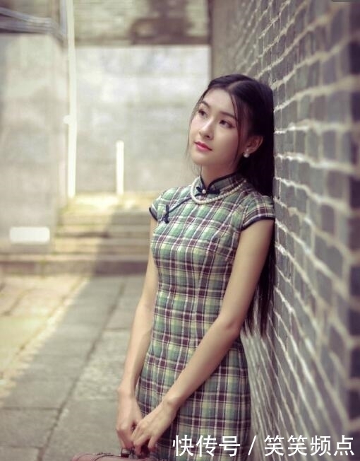 时尚图集：小姐姐格子旗袍大方典雅，网友：图三小姐姐健美时尚