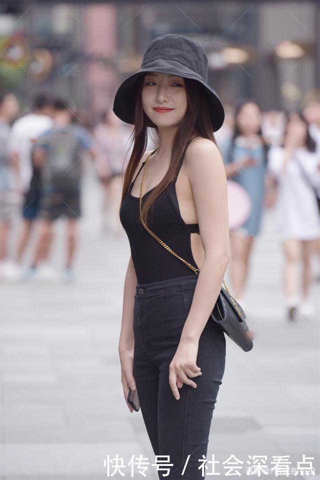 搭配|背心穿着很凉快,搭配黑色裤子,显休闲风