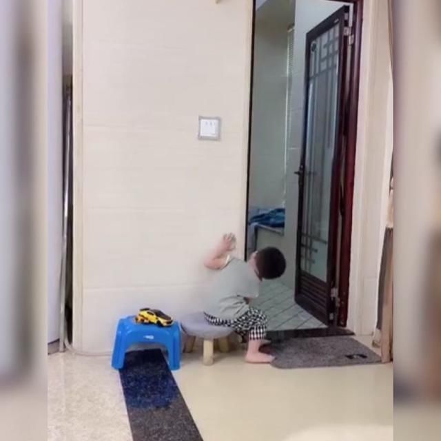 大宝|弟弟“伺候”刚洗完澡的姐姐火了,网友:让姐姐收拾得明明白白的