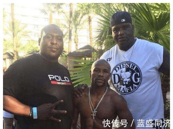 c罗|肌肉男在奥尼尔面前 那就是弟弟级别!强森被嘲笑 C罗显娇小!