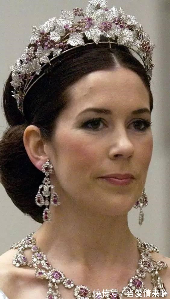 耳环 新年就是要红!王室红宝石珠宝看起来!