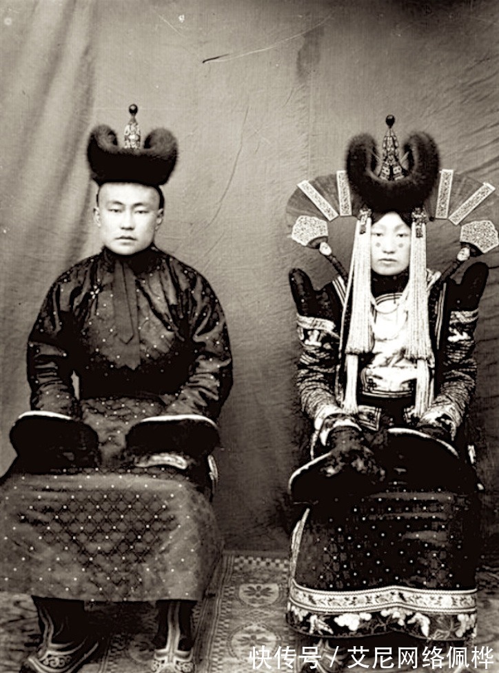 巴图孟克|1900年喀尔喀蒙古女性服装老照片，穿着打扮很有民族特色