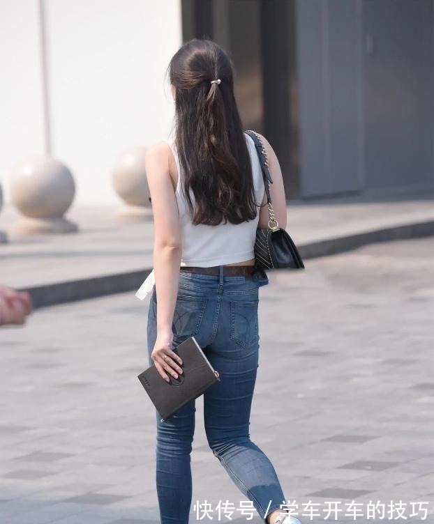 丝绒 白色无袖上衣搭配露踝打底裤,简约大方,整体看起来轻熟知性!