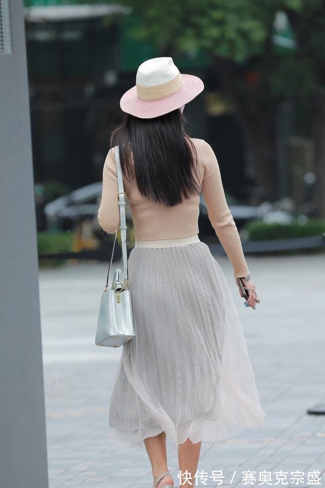 包治百病|微凉秋日的时尚穿搭，薄款针织衫搭配高腰半身裙，简单优雅显气质