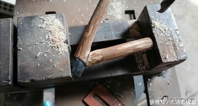 钓鱼支架还在掏钱买吗?为何不利用废鱼竿+树Y做一个,一样好用