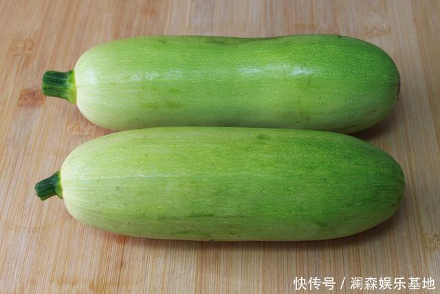 西葫芦里面加4个鸡蛋,不用炒不凉拌,招待客人,比吃肉都过瘾