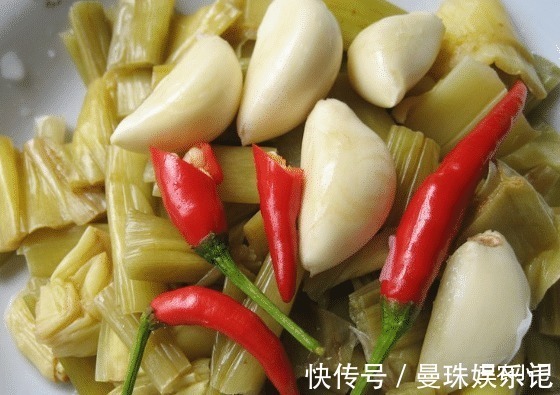 全株有毒,地下根茎曾是充饥粮,叶梗又麻又涩,腌酸菜却很下饭