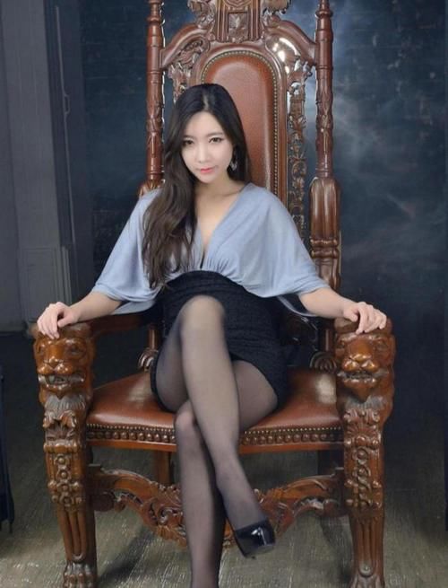包臀裙|黑丝搭配漆墨包臀裙, 妥妥的女王范, 美足盛宴你心动了吗？