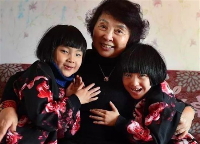 高龄|晚年丧女,6旬老人不听劝告生双胞胎女儿,11年过去,现怎样了