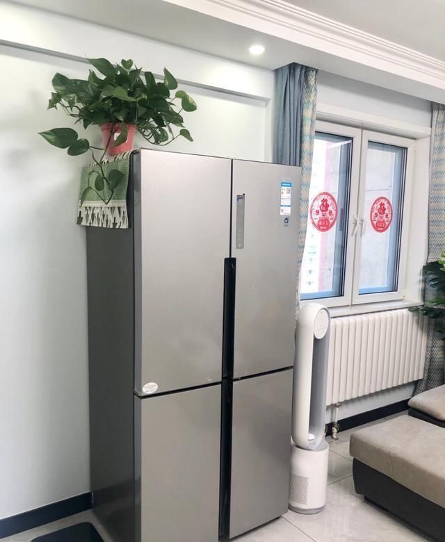 她家90平新房，装修一共花费15万，电视墙很实用，进屋就被迷住