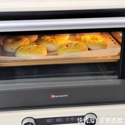 一次发酵，甜甜圈酥皮面包