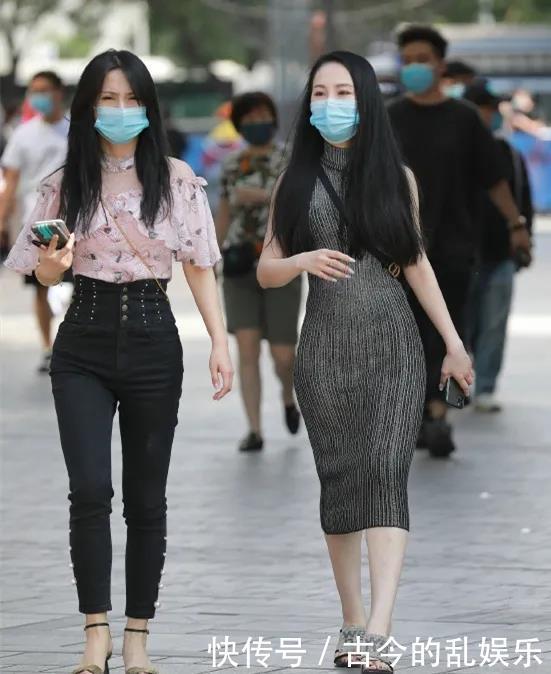 女生|深色修身连衣裙，搭配休闲小拖鞋，打造简约又时尚的美