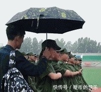 |搞笑段子：哥们现在军训严肃着呢你以为在拍情深深雨蒙蒙？