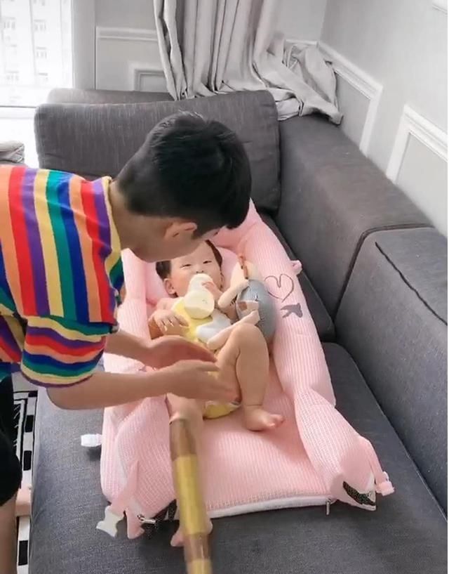 大宝幼儿园|谁还不是个宝宝了?趁宝妈不注意,哥哥偷偷“试用”弟弟襁褓
