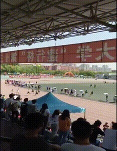 |搞笑gif：姑娘，你们这是练习了多久，配合的这么默契