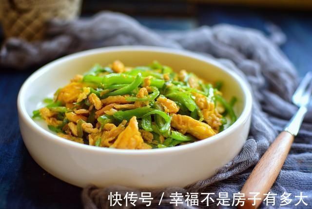 尖椒炒鸡蛋第1步放油就错了，难怪不嫩不香，看大厨教你正确做法