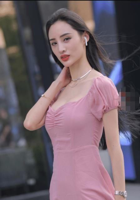 粉色连衣裙|一件粉色连衣裙，穿出少女和少妇两种感觉，这就是心动的感觉！