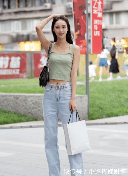 吊带|可爱小姐姐的穿搭秀,吊带+牛仔裤,甜美的笑容让人心醉