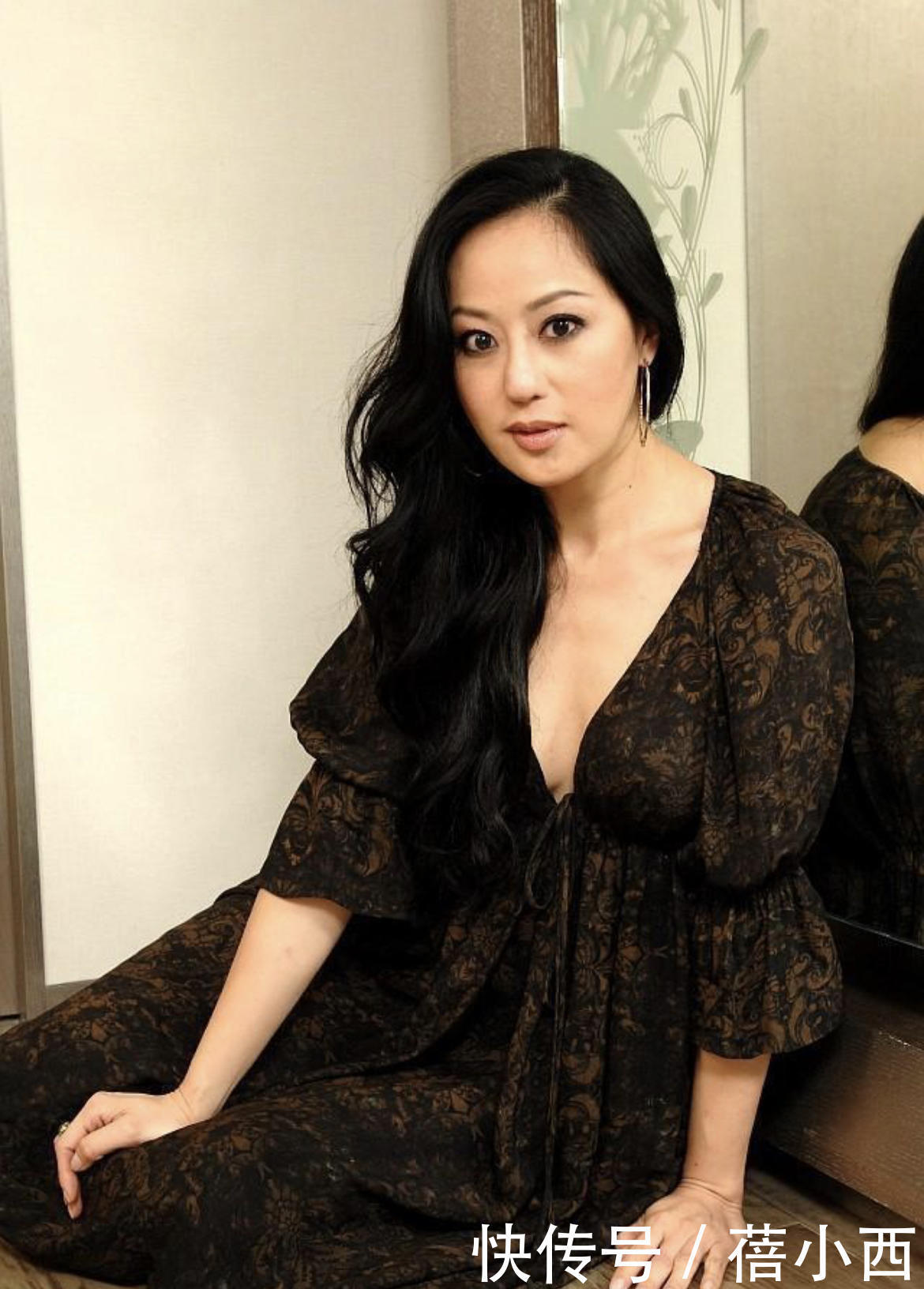 包臀裙|章小蕙的贵妇感无敌了，穿黑色吊带裙配皮衣性感霸气，美出国际范