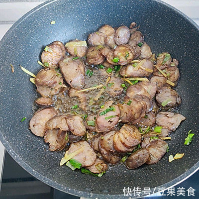 蒜苔炒香肠|人气特色菜蒜苔炒香肠，总有一款你所爱