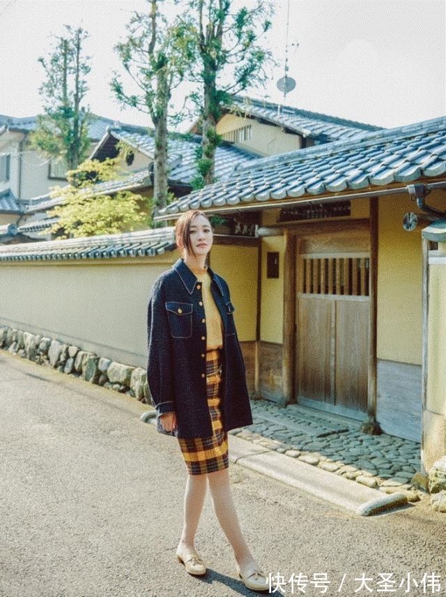 t恤 美女街拍:小姐姐白衬衫配上高腰阔腿裤,极具妩媚气息