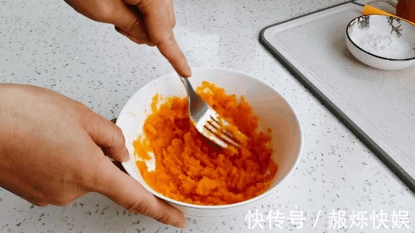 风味|家里有南瓜的来看看,教你做风味独特的紫薯南瓜派,比蛋糕都好吃