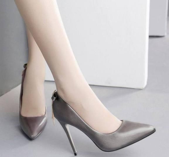 女孩子总要有一双，经典版型的高跟鞋，修饰脚型更显高