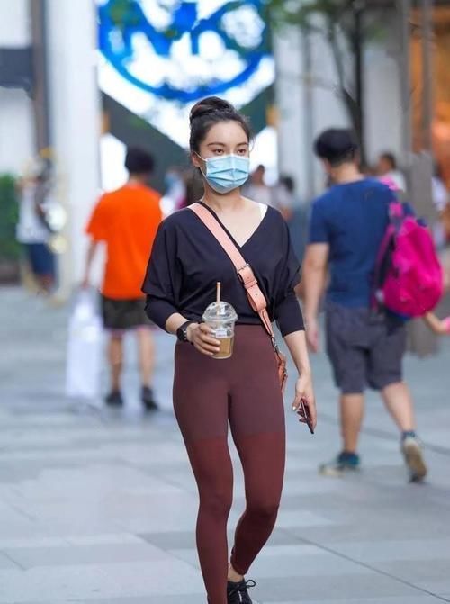 高跟鞋 蓝色经典长袖搭配白色直筒打底裤,满足你的身材,特别好看