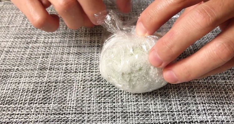 把白酒倒进鸭蛋里，真是厉害了，个个翻沙流油，吃着满嘴留香