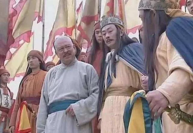 <p>在清朝末年最大的农民起义,太平天国运动中,有一个人物那是不得不提。那就是翼王石达开,其少年英雄,16岁就跟随洪秀全,屡立战功,几次打的曾国藩要跳湖自杀,可谓是太平天国的柱石,清末名将。但是从历史记载来看,石达开最后在大渡河被清军俘虏,全军覆没,全家被凌迟处死。</p><p>最后就连自己一个5岁的儿子,和刚出世的小儿子,也都被清朝凌迟活剐,因此,可谓是已经断子绝孙了。但是,现在,在广西贵县,也就是石达开的老家,有一个小村庄100多人,自称是石达开第7代子孙,而且全部改姓胡了。这到底怎么回事呢?他们是怎么保存下来的,为何没有被杀?这都源自石达开生前一个秘密安排。</p>