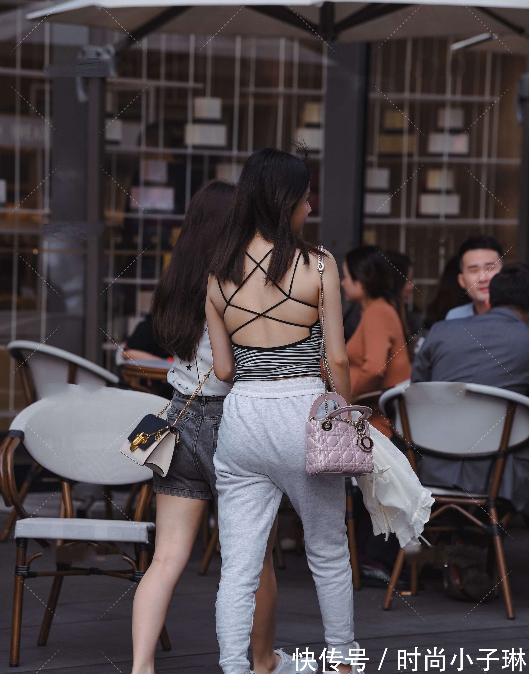 整体搭配 条纹单品休闲慵懒,配合一条灰色运动裤,造型轻快活泼