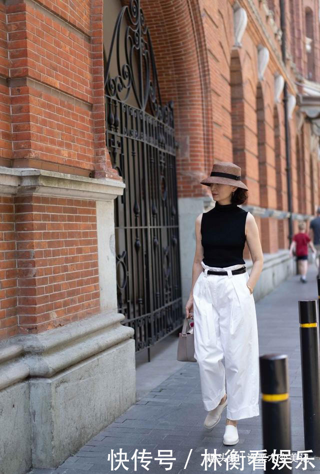 女人50岁以后,早秋少穿运动鞋,瞧三木妈妈这样穿,优雅显气质