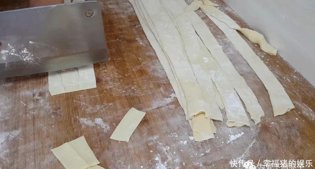 面粉别炸油条了，锅里炸一炸，做出特色小零食，比薯片麻花还好吃