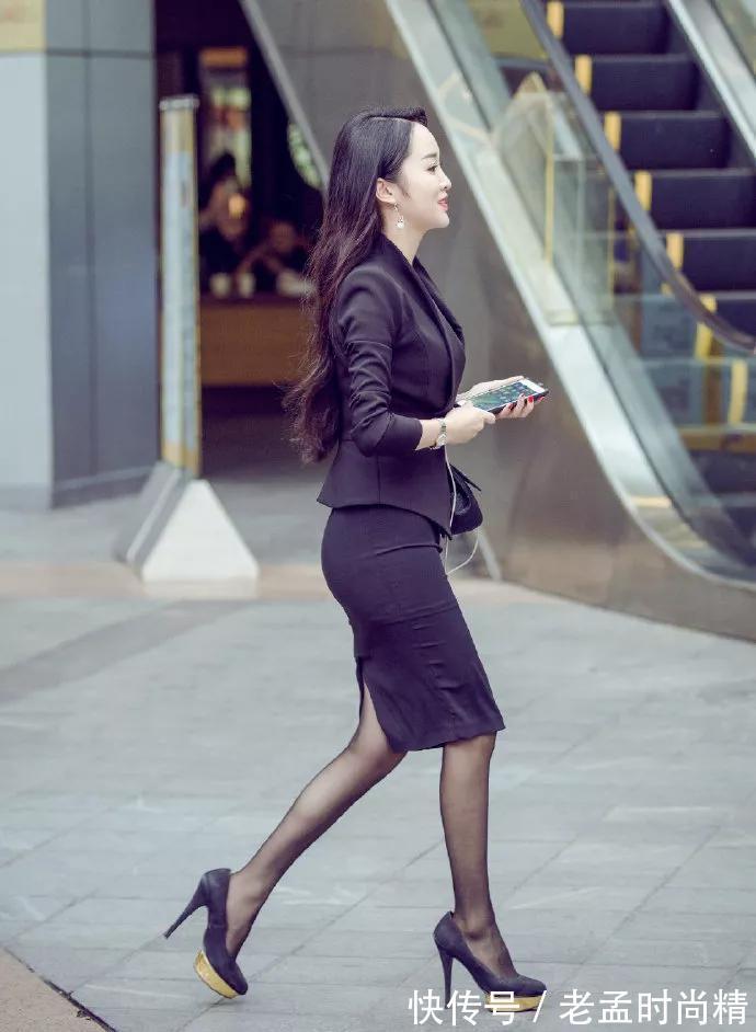 包臀裙|街拍美女:小姐姐搭配上一双小防水台的高跟鞋,让她身上充满着韵味