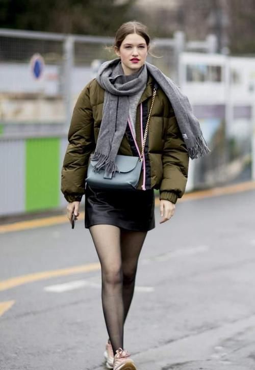 最近火了一种穿搭，叫做“羽绒服+短裙”，最适合小个子，很显高