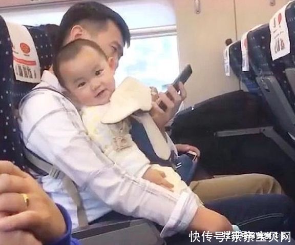 宝宝|爸爸独自带宝宝坐高铁，全程不吵不闹，网友：笑的好甜