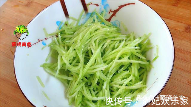 饺子|夏季炎热，教你做黄瓜馅的饺子，清淡营养还好吃，全家都爱