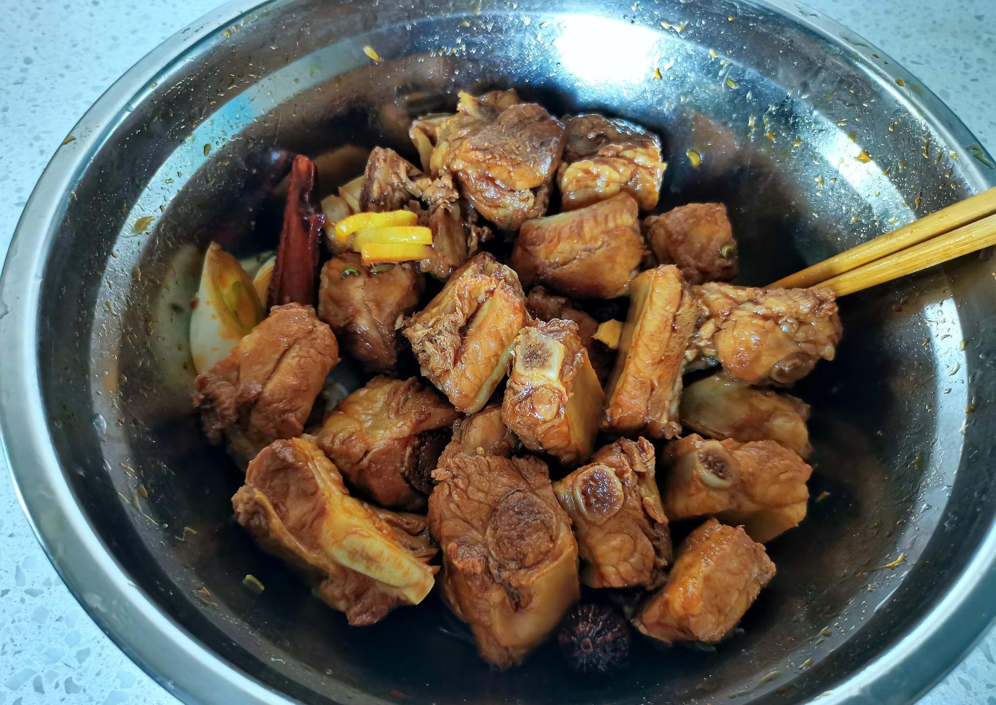 一家三口的午餐真馋人,用心做的排骨孩子连吃三块,并大赞太香了