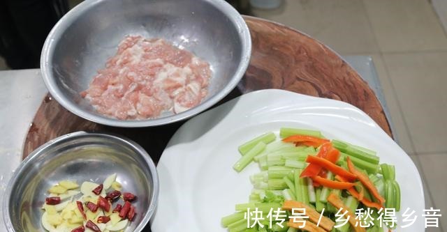 红干椒|冬天多吃芹菜身体好,分享5种芹菜做法,清爽解腻,孩子不挑食!