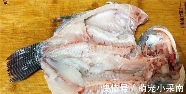 罗非鱼就应该这样吃，对半切开上锅煎，出锅后外香里嫩，口感特香