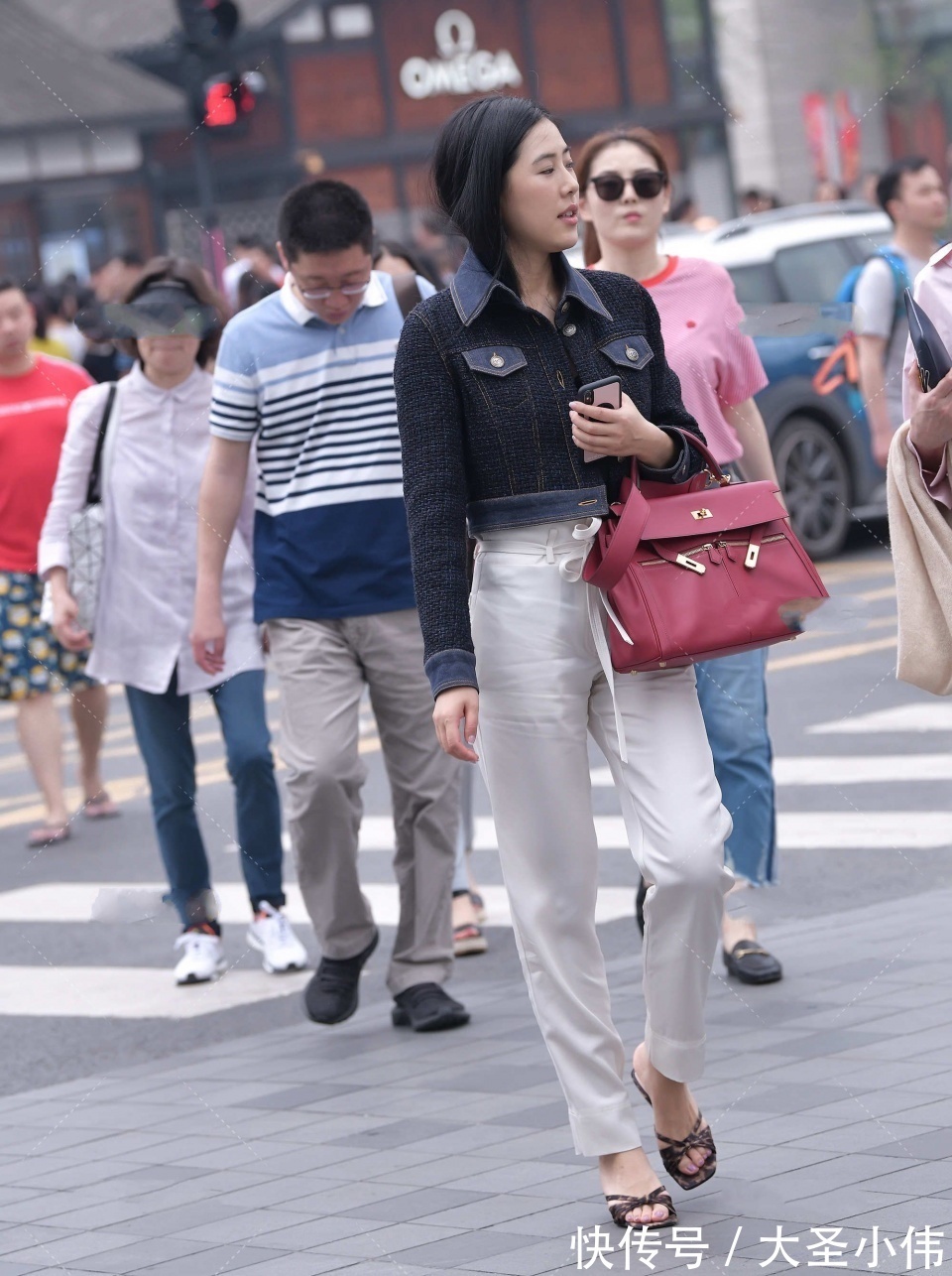 街拍|美女街拍:非常有气场的80后贵妇,看模样不过20岁,估计娶回家很有安全感