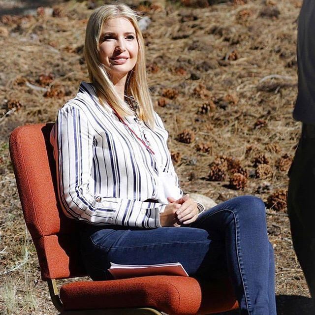 伊万卡气质全开!穿条纹衬衫搭配牛仔裤高贵洋气，意外穿出高级感